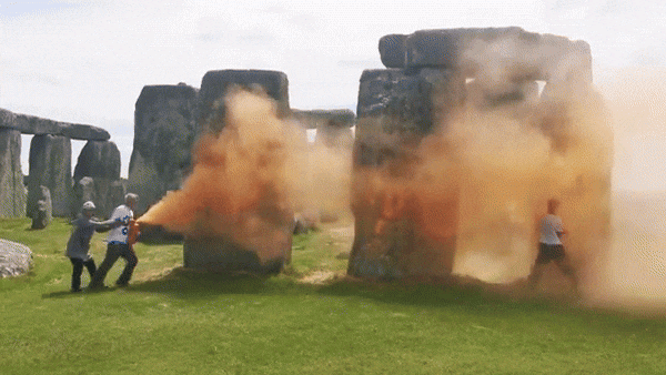 Scopri di più sull'articolo Stonehenge blitz degli attivisti e vernice sulle pietre Video
