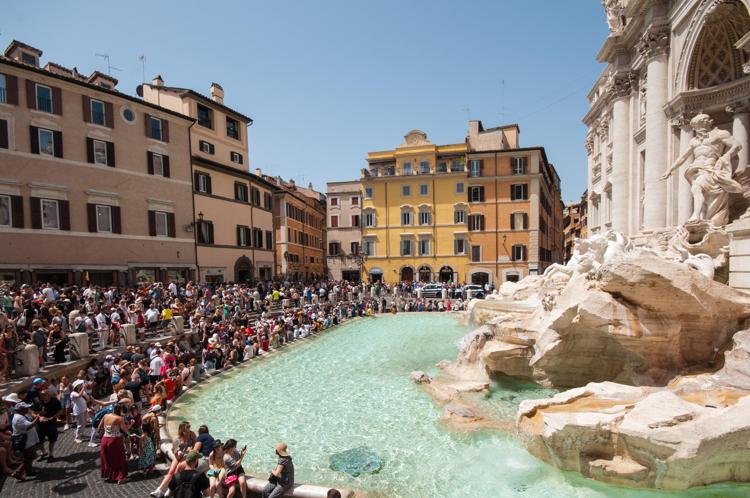 Scopri di più sull'articolo Roma tenta di arrampicarsi su Fontana di Trevi multa da mille euro